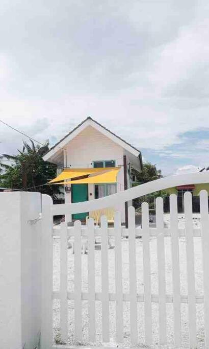 Вилла Sea Kecil Tiny House Near Jetty Of Kuala Besut Kampong Nail Экстерьер фото